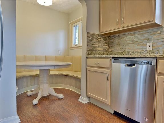 5th image of 825 Lincoln Ave