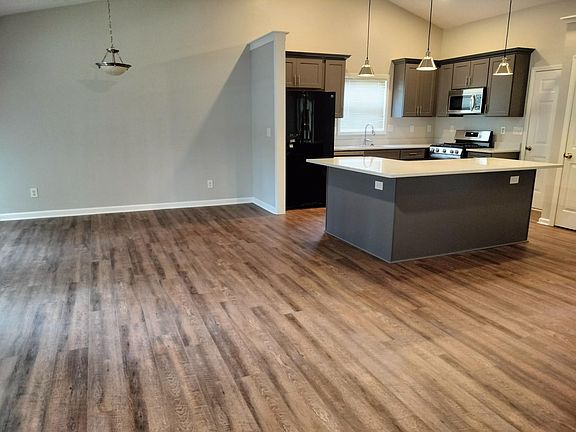 4th image of 105 Paris Dr