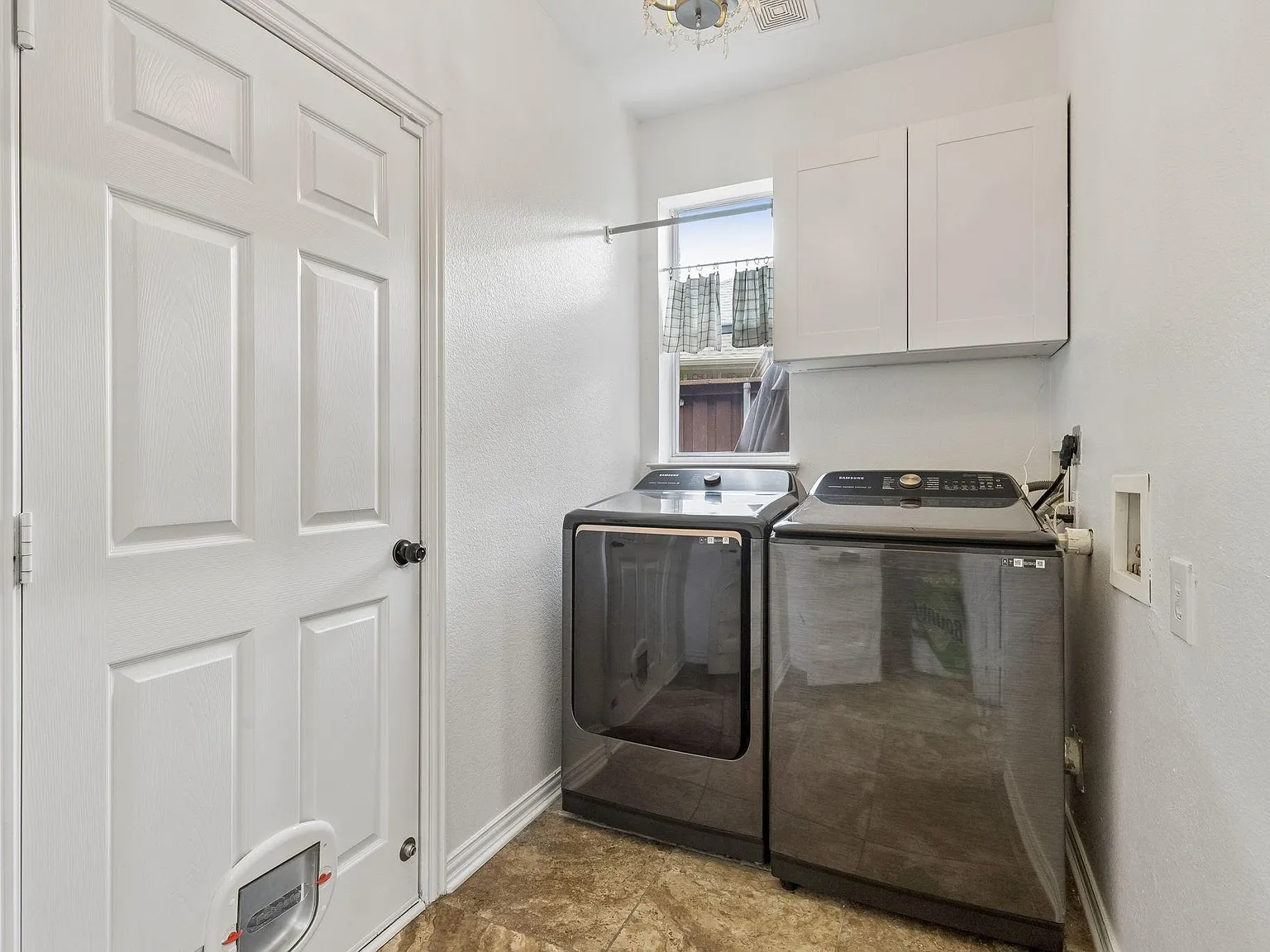 5 bed, 3016 sqft, $3,300 — Photo 3