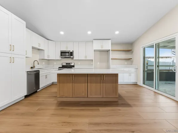 578 E Indian Rock Rd, Vista, CA 92084