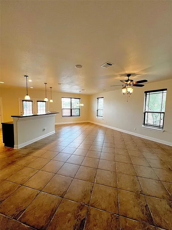 3 bed, 1910 sqft, $2,100 — Photo 2