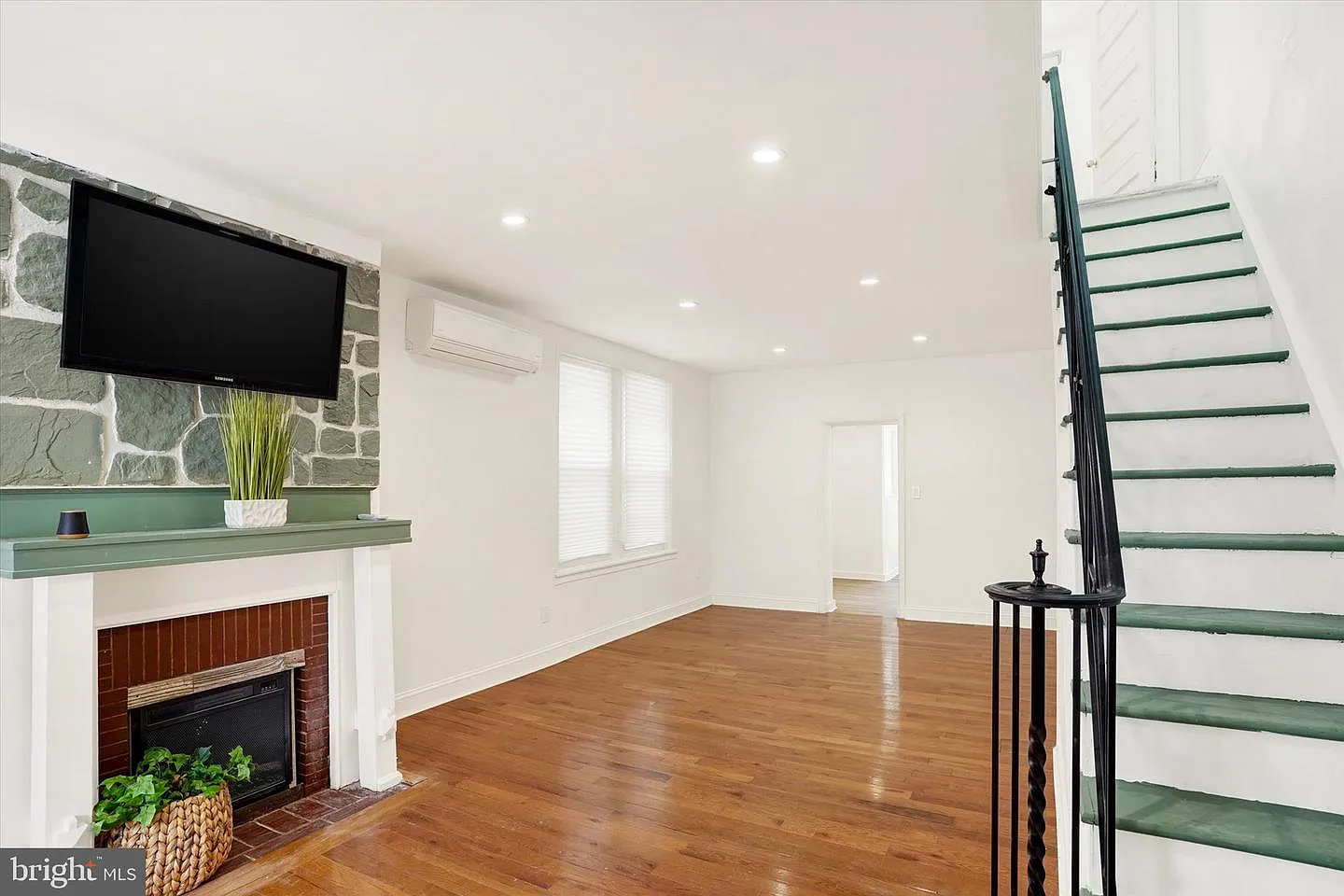 317 W Clarkson Ave photo 1