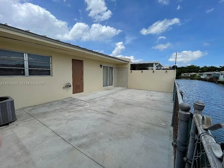 10112 SW 20th St — Photo 2