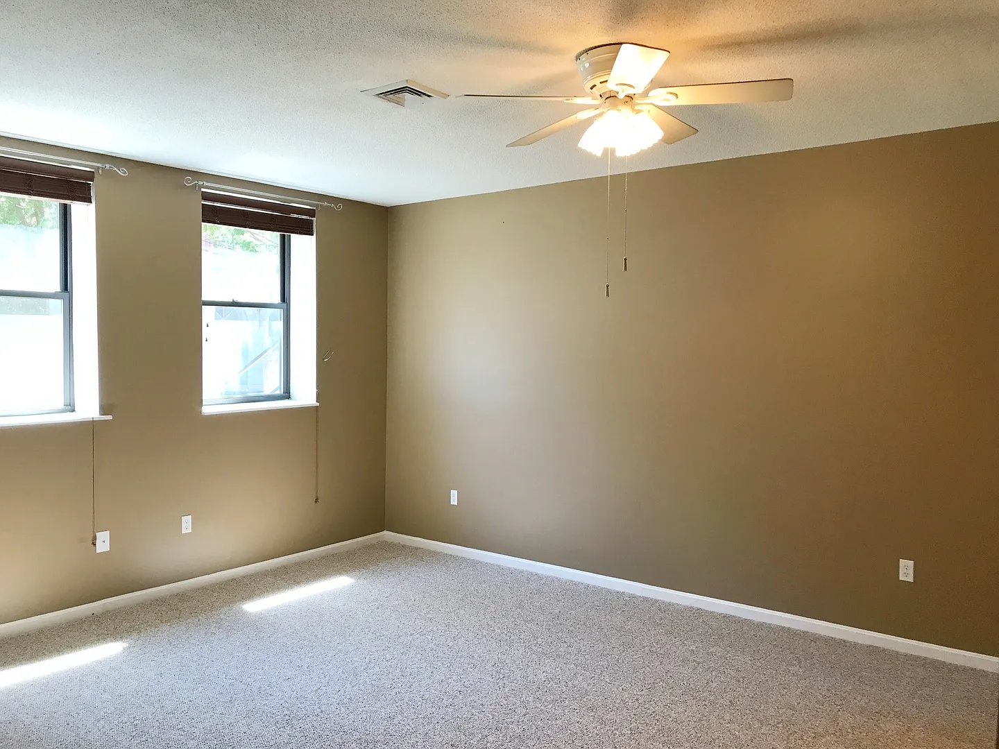 1 Bed 1 Bath, high ceilings, washer/dryer in unit, Off St parking, Roof Deck! Close to T. Central... — Photo 1