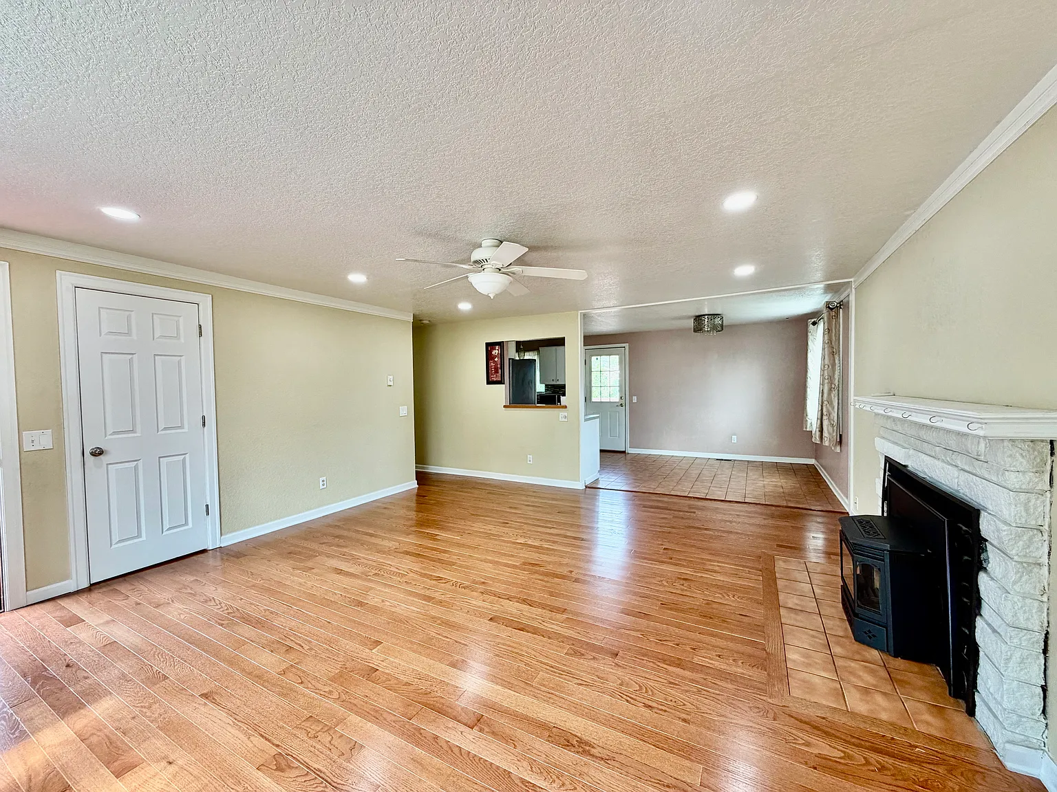 4 bed, 2180 sqft, $3,500 — Photo 3
