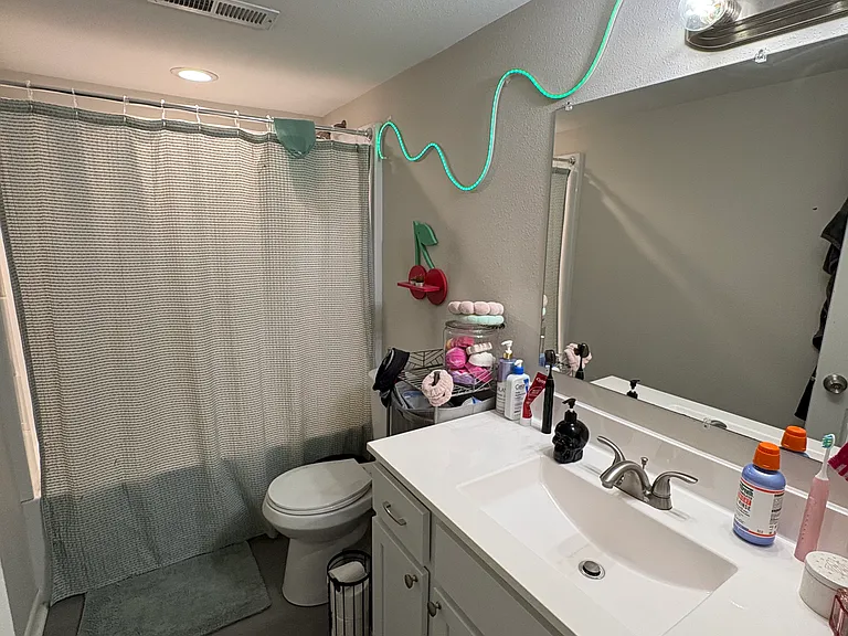 1004 Country Club Dr #4 — Photo 3