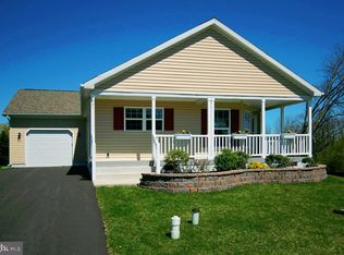 401 Honeysuckle Ln, Blue Bell, PA 19422