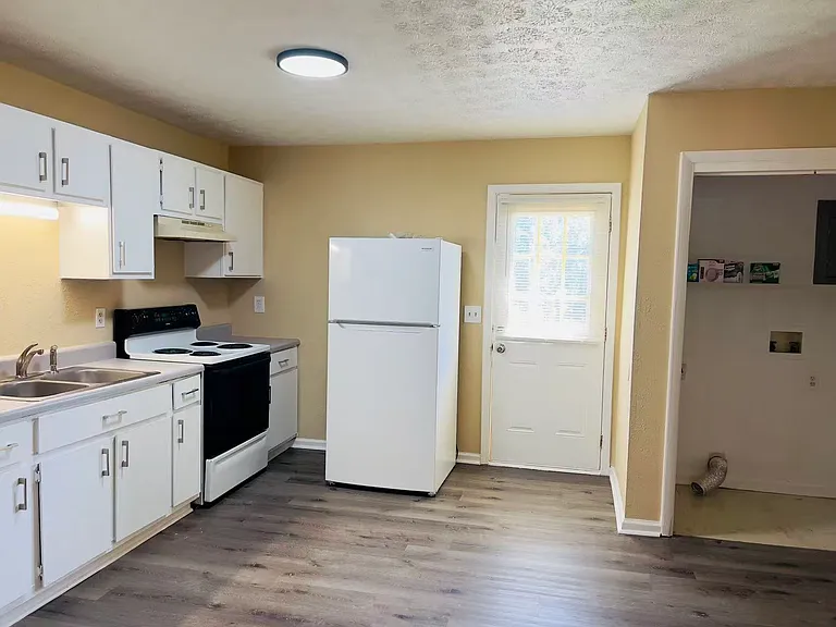 449 Evans St #10 — Photo 3