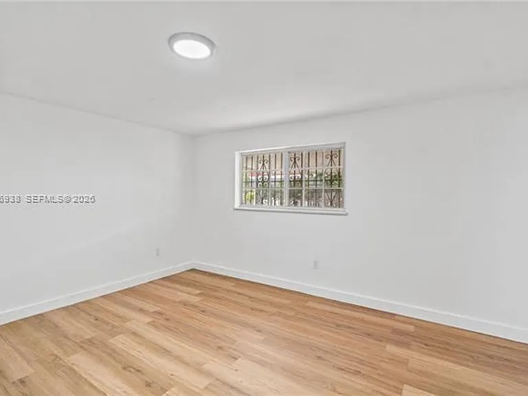 361 E 39th St #1 — Photo 23