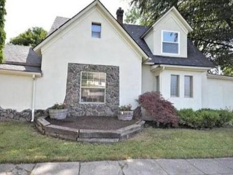601 E Coeur D Alene Ave — Photo 2