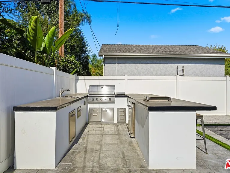 5735 Saloma Ave — Photo 16