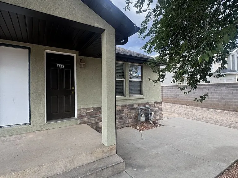 442 N 400 W — Photo 1