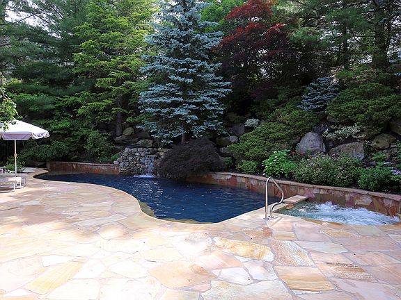 4th image of 15 Notch Hill Dr