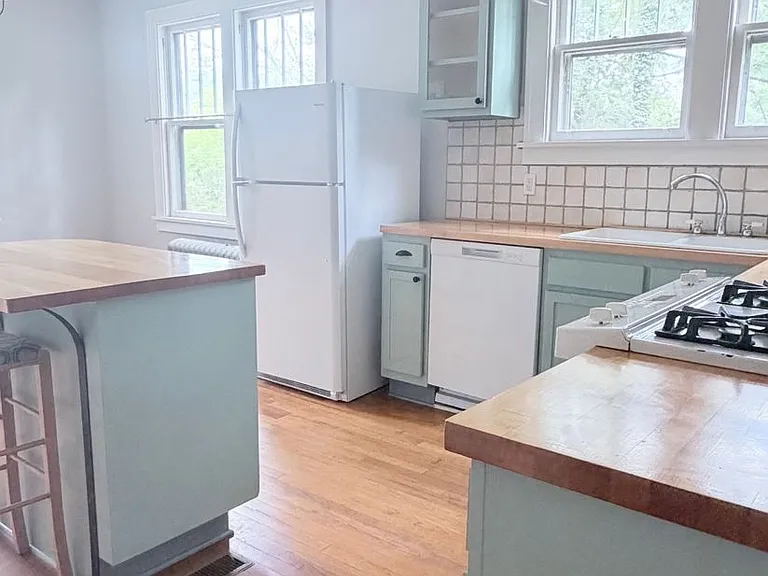 8 Salem Ave — Photo 3
