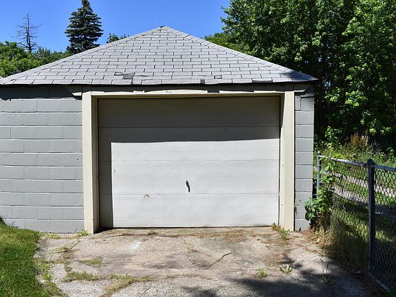 3rd image of 982 W Forest Ave