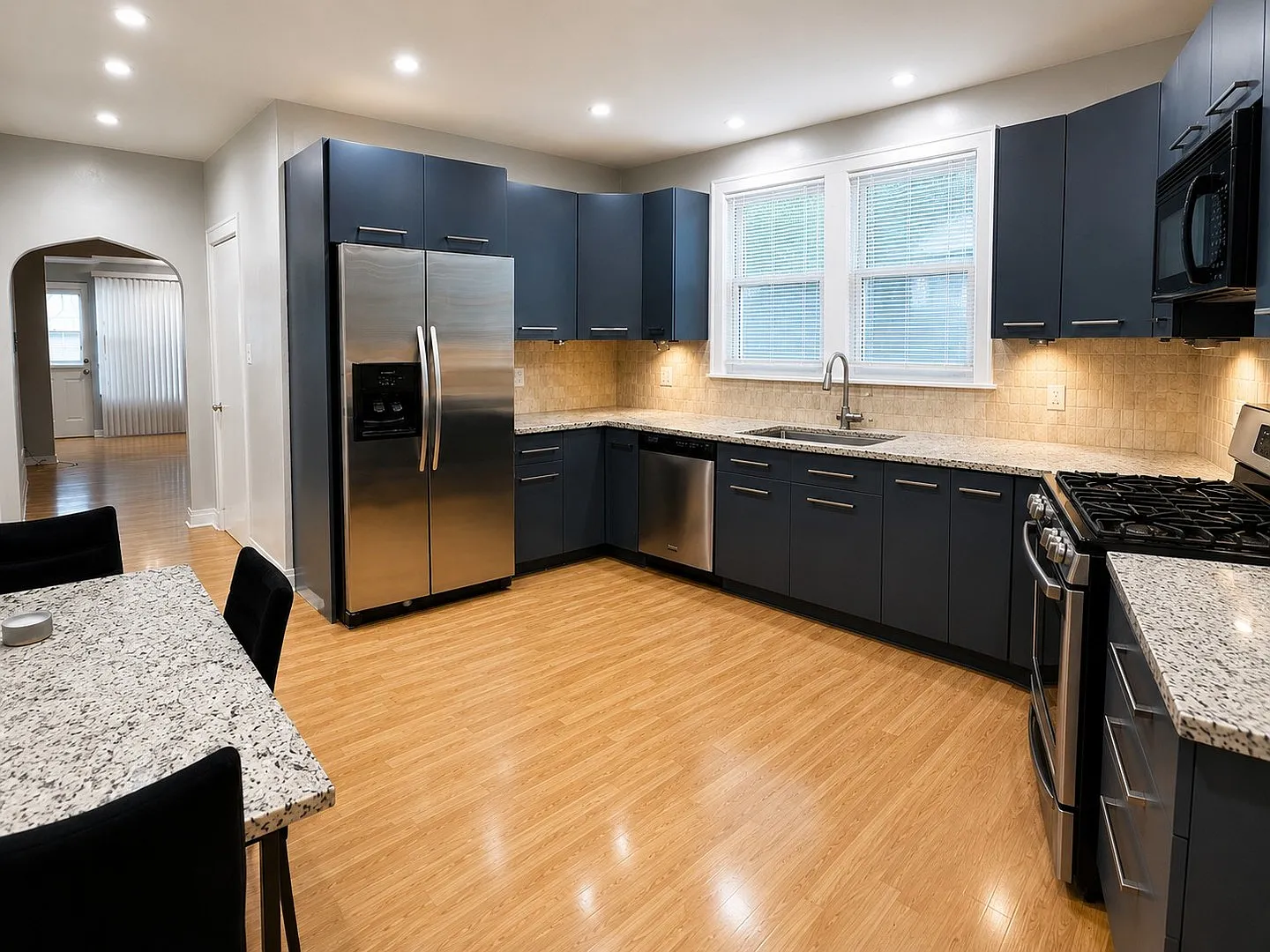 5 bed, 1000 sqft, $2,850 — Photo 3