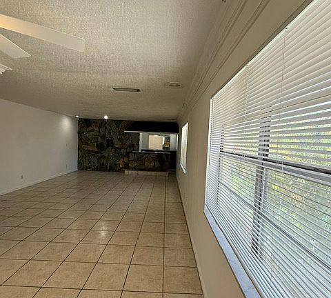 5th image of 1020 N 18th Ct APT 201