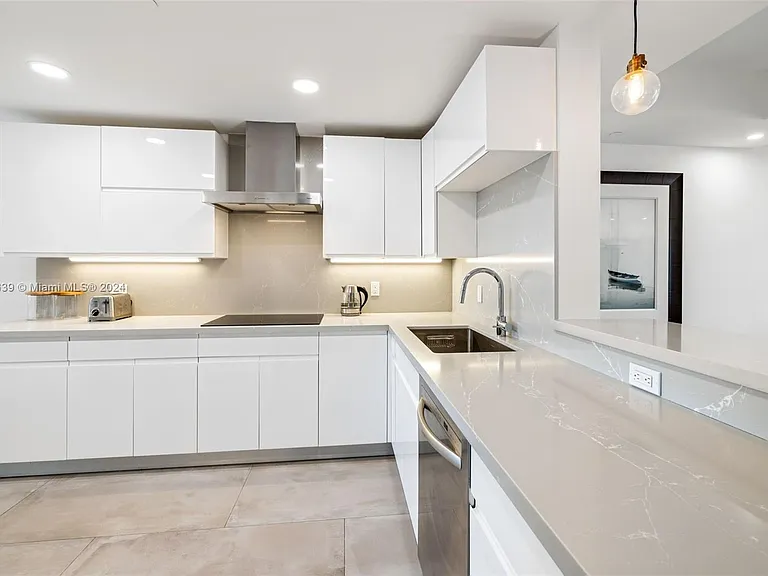 19144 Fisher Island Dr #19144 — Photo 9