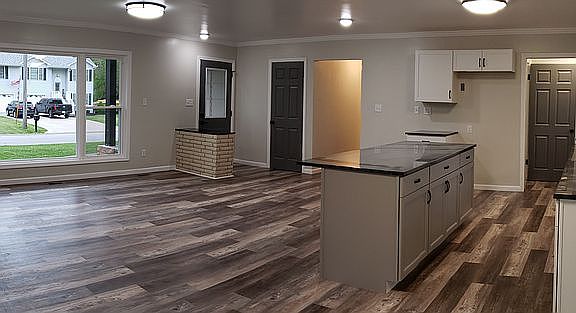 7' Eat-In Kitchen Island 