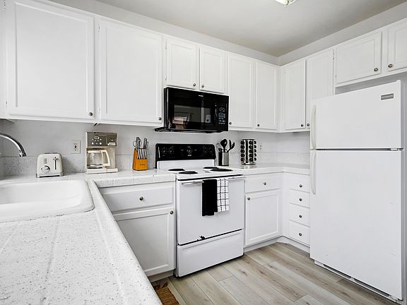 3rd image of 826 Emerald St Unit 4