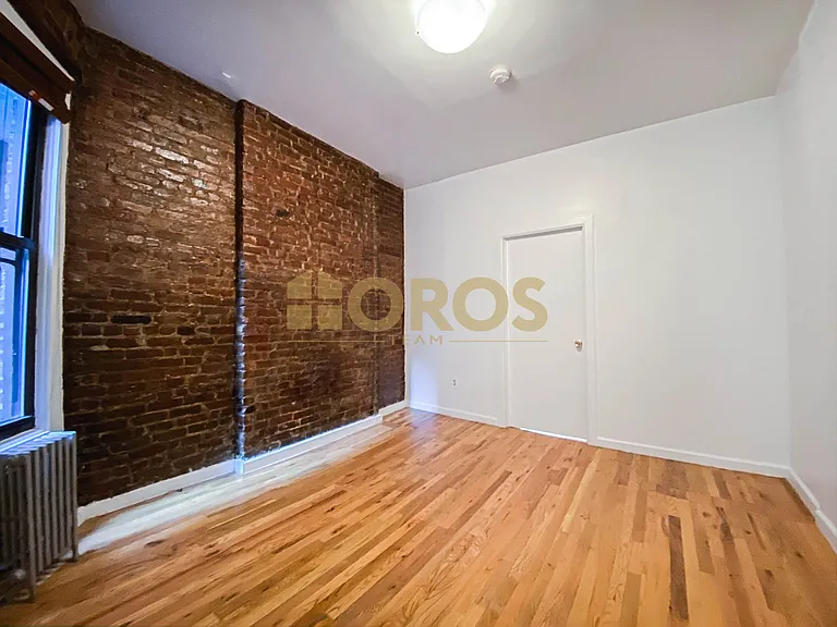 213 E 10th St #16 — Photo 3