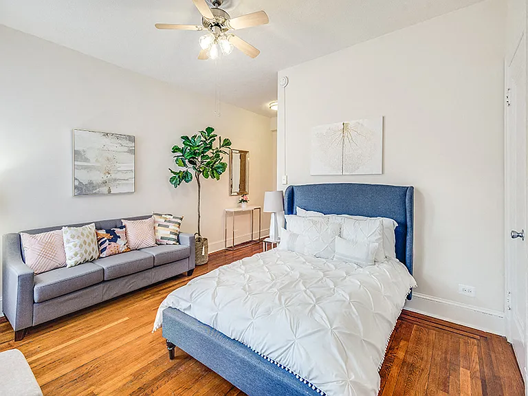 Studio apartment (staged)