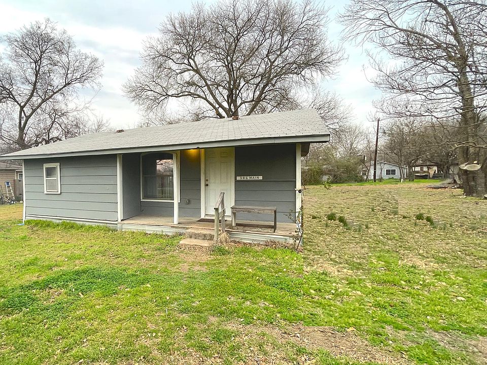 Charming Exterior, Recently Painted. Great view of huge backyard and lots of space between this home and nearby neighbor's homes.