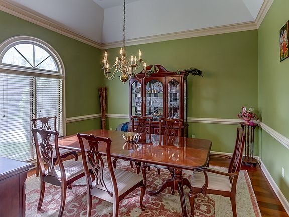 4th image of 8112 Meadow Glen Dr