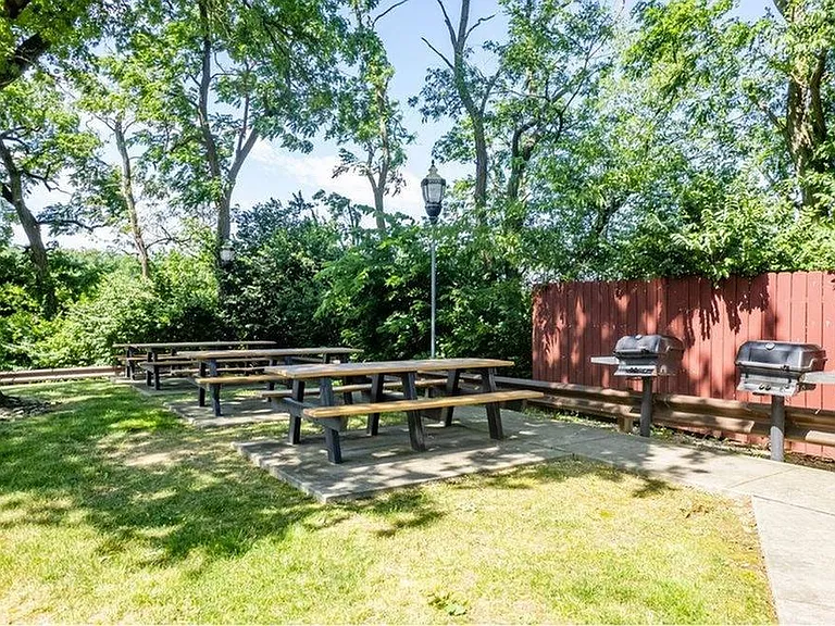 Bryn Mawr — Photo 10