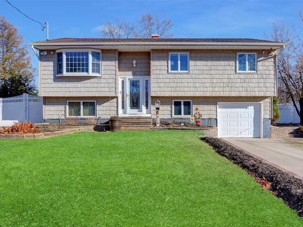 8 Sarah Court, Ronkonkoma, NY 11779