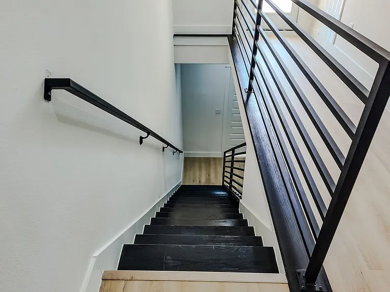 823 N Loop #A — Photo 31