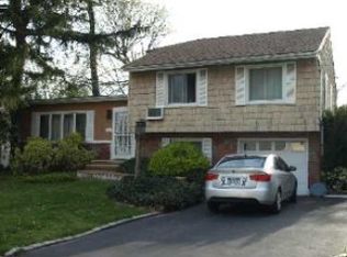 27 Frances Dr, Westbury, NY 11590