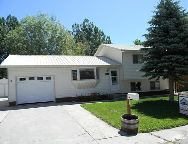 1st image of 825 Yvonne Dr