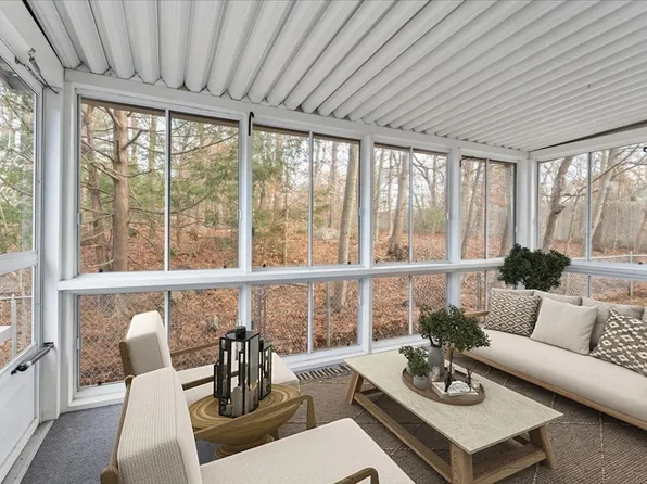 6 Wyoming Dr, Cumberland, RI 02864