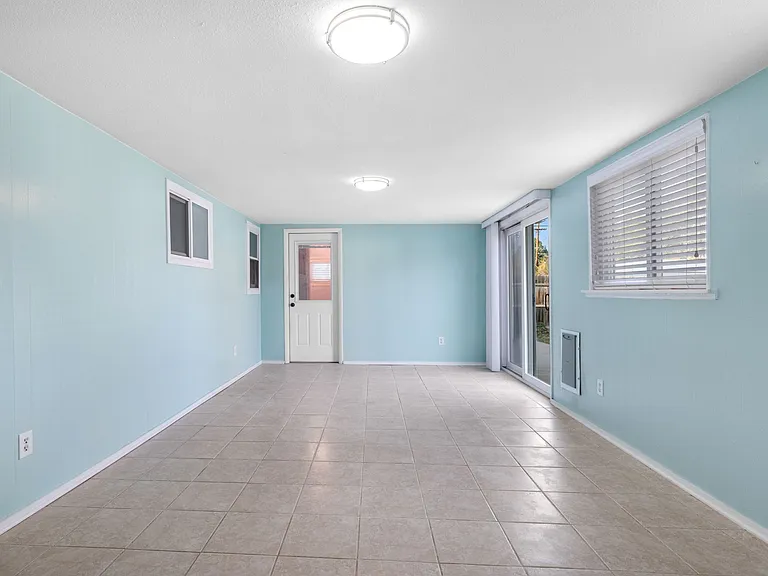 1060 Uvalda St — Photo 16