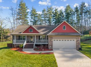 27 Pounding Mill Rd, Hendersonville, NC 28792