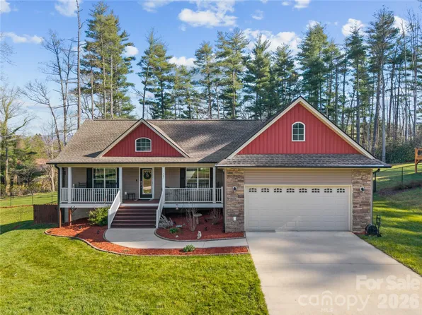 27 Pounding Mill Rd, Hendersonville, NC 28792