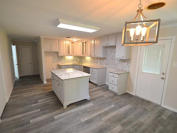 5th image of 802 W Baldridge St