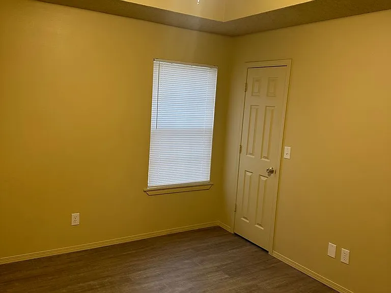 142-144 Northaven St — Photo 15