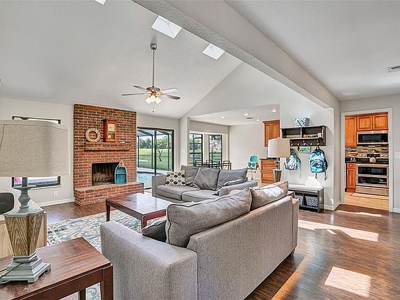 4th image of 1405 Fairway Oaks Dr