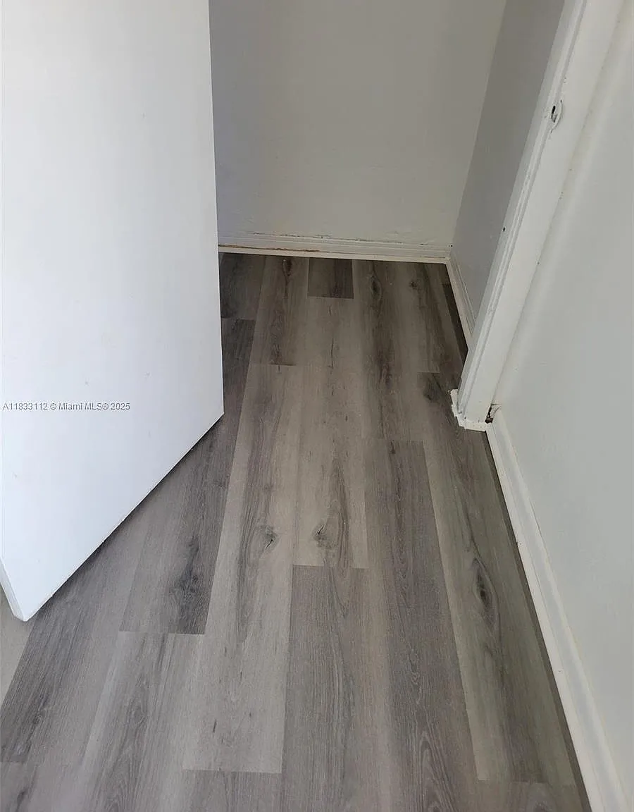 Coral Bay Manor — Photo 1