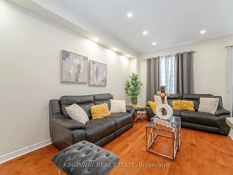 803 Khan Cres — Photo 21