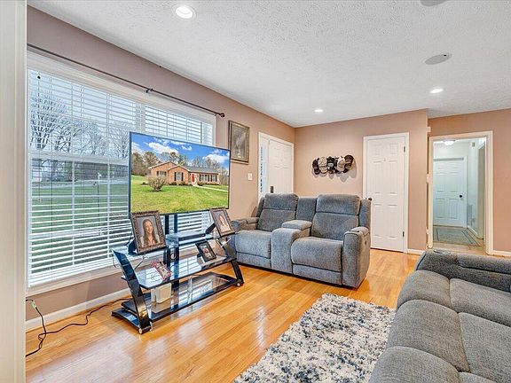 5th image of 117 Meadow Brook Dr