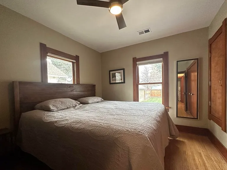 315 W 8th St — Photo 26