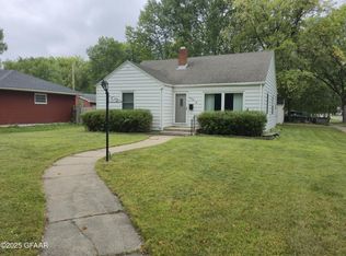 525 N 25th St, Grand Forks, ND 58203