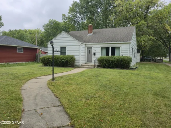 525 N 25th St, Grand Forks, ND 58203