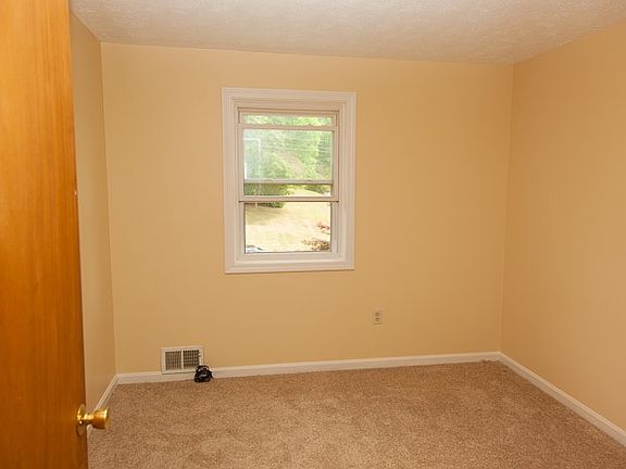 4th image of 17 Lenny Ln #A