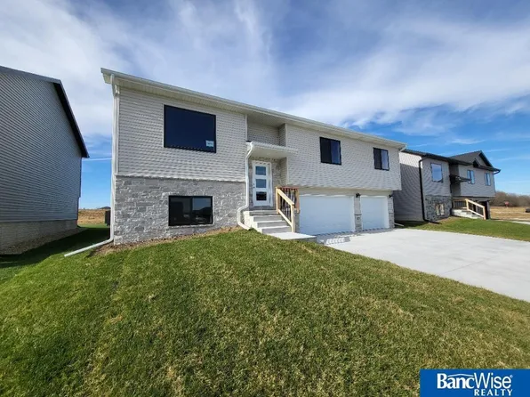 5823 SW 9th St, Lincoln, NE 68523