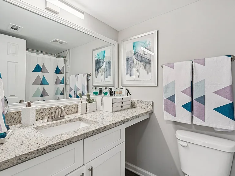Las Palmas Apartments — Photo 9