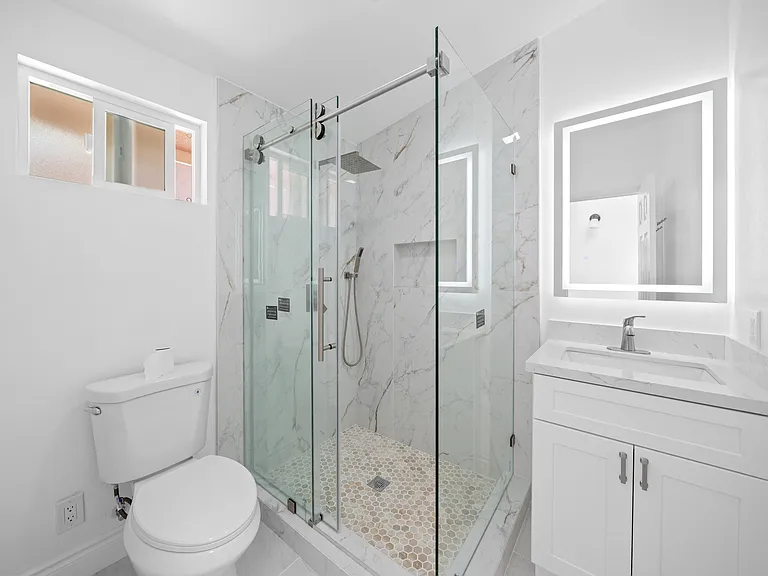 2032 Victoria Dr — Photo 8